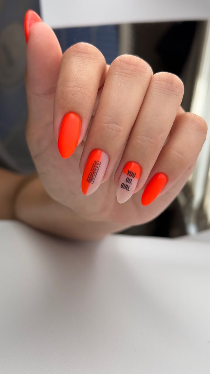 дизайн ногтей неоном